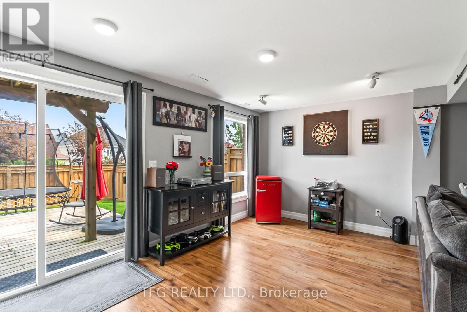 1187 ASHGROVE CRESCENT Image 33