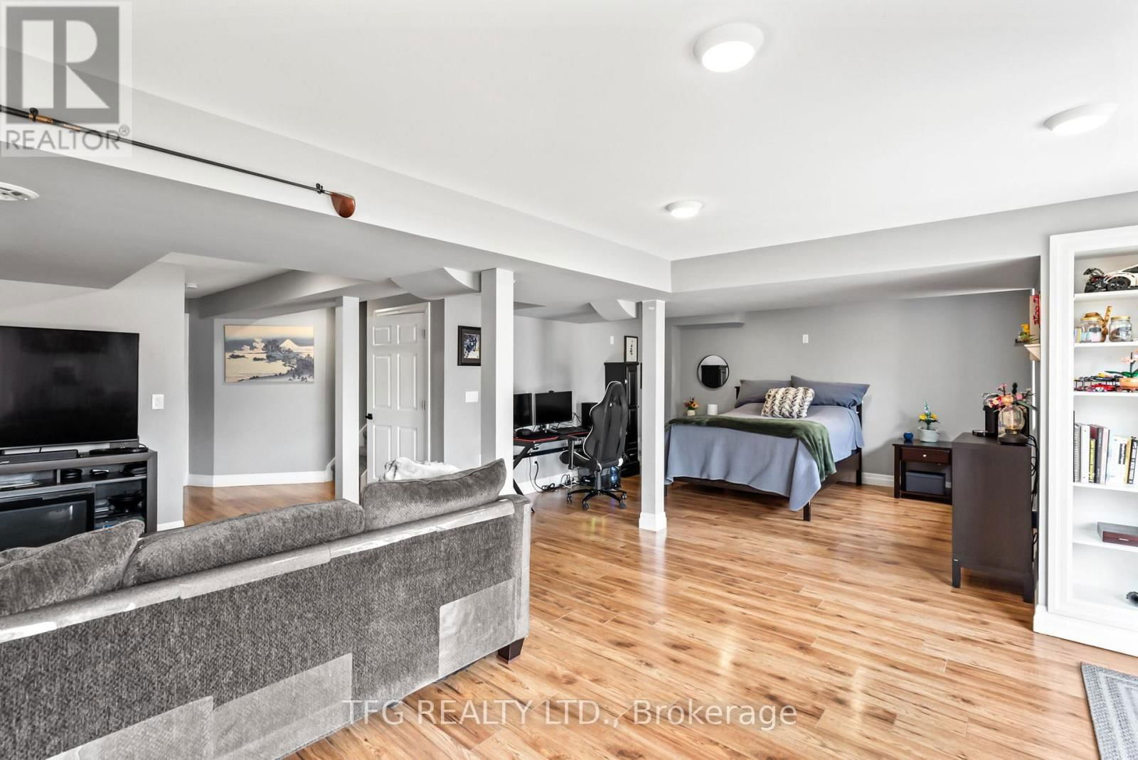1187 ASHGROVE CRESCENT Image 34
