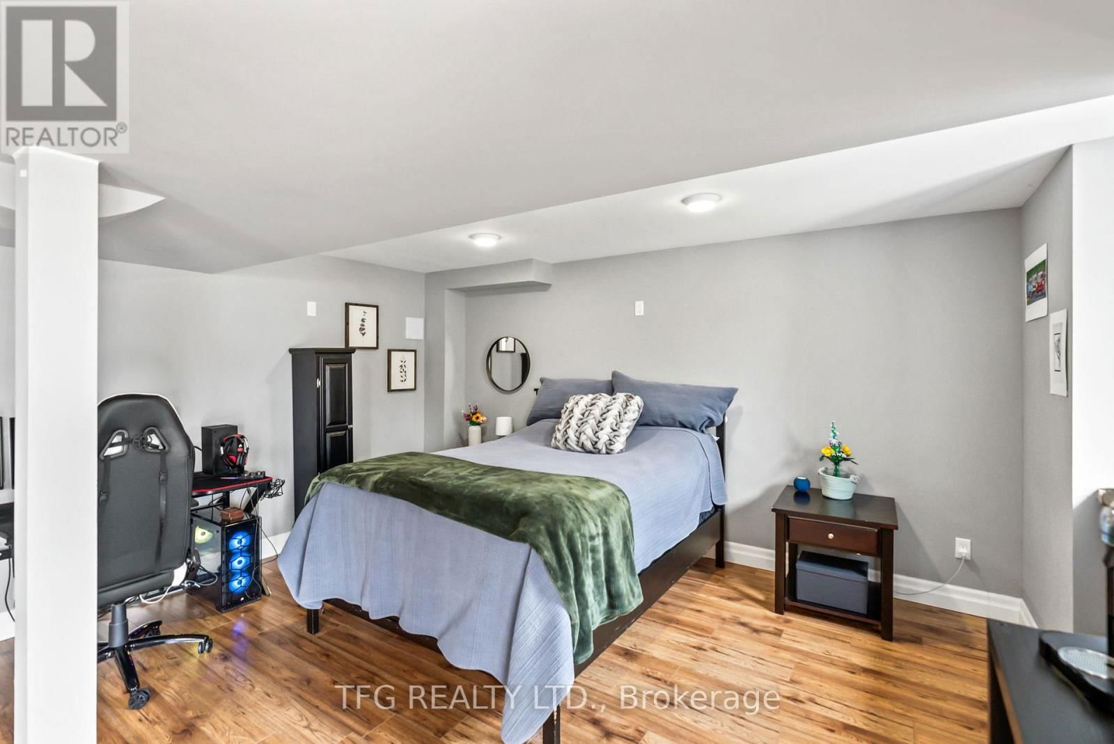 1187 ASHGROVE CRESCENT Image 35