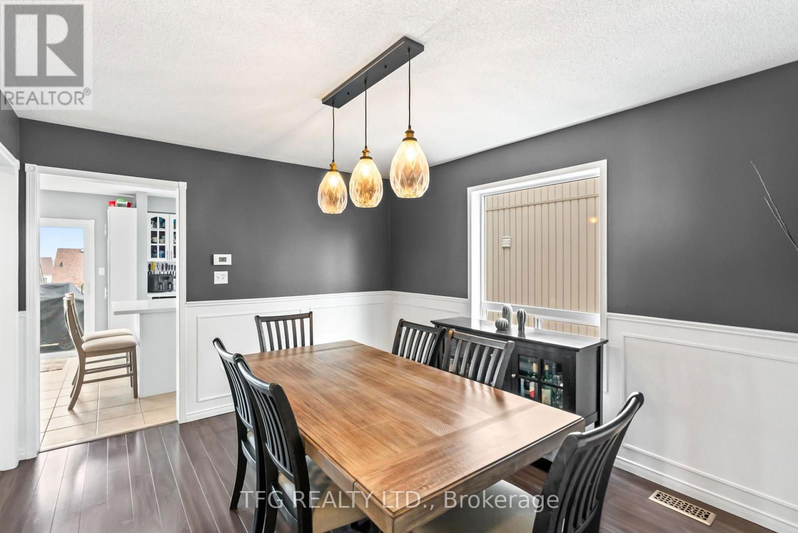 1187 ASHGROVE CRESCENT Image 6