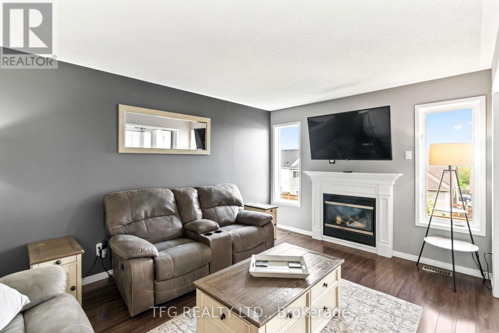 1187 ASHGROVE CRESCENT Image 9
