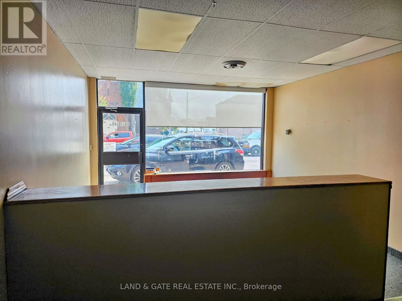 101 - 74 SIMCOE STREET SOUTH Image 2