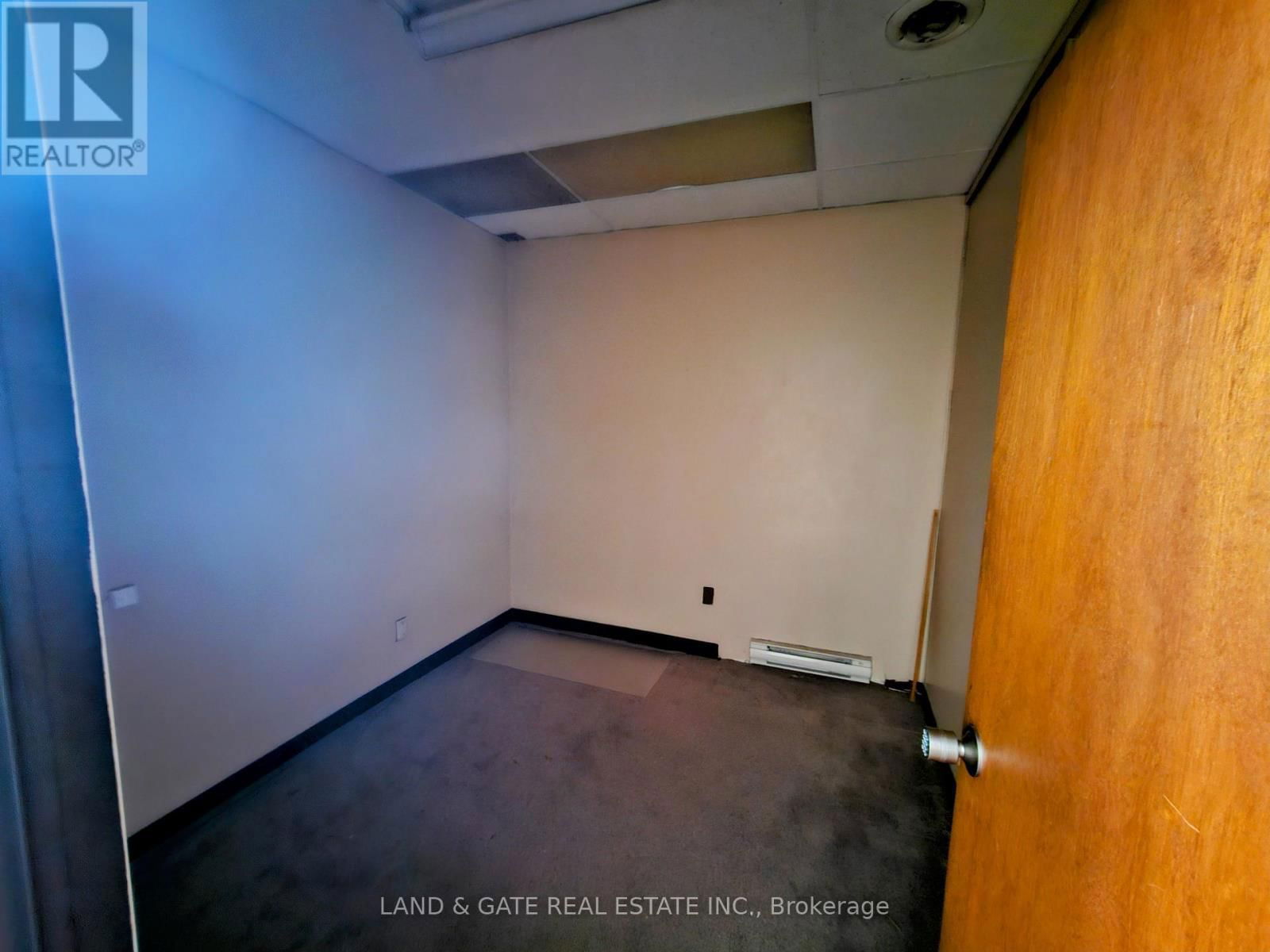 101 - 74 SIMCOE STREET SOUTH Image 3