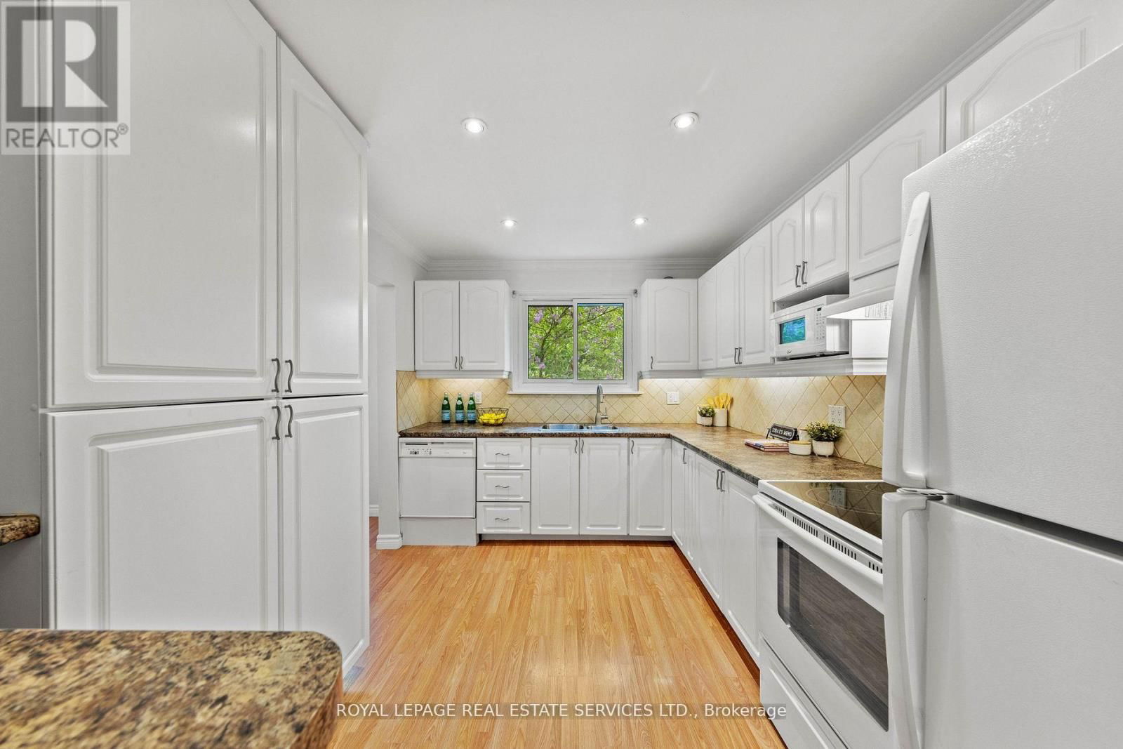 426 CAMELOT COURT Image 16