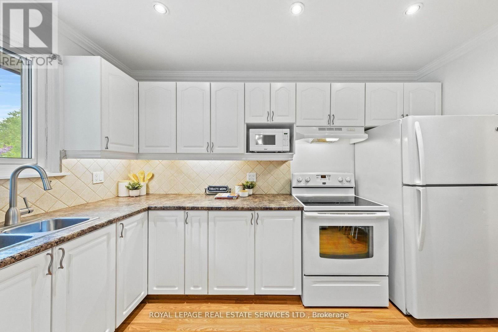 426 CAMELOT COURT Image 18