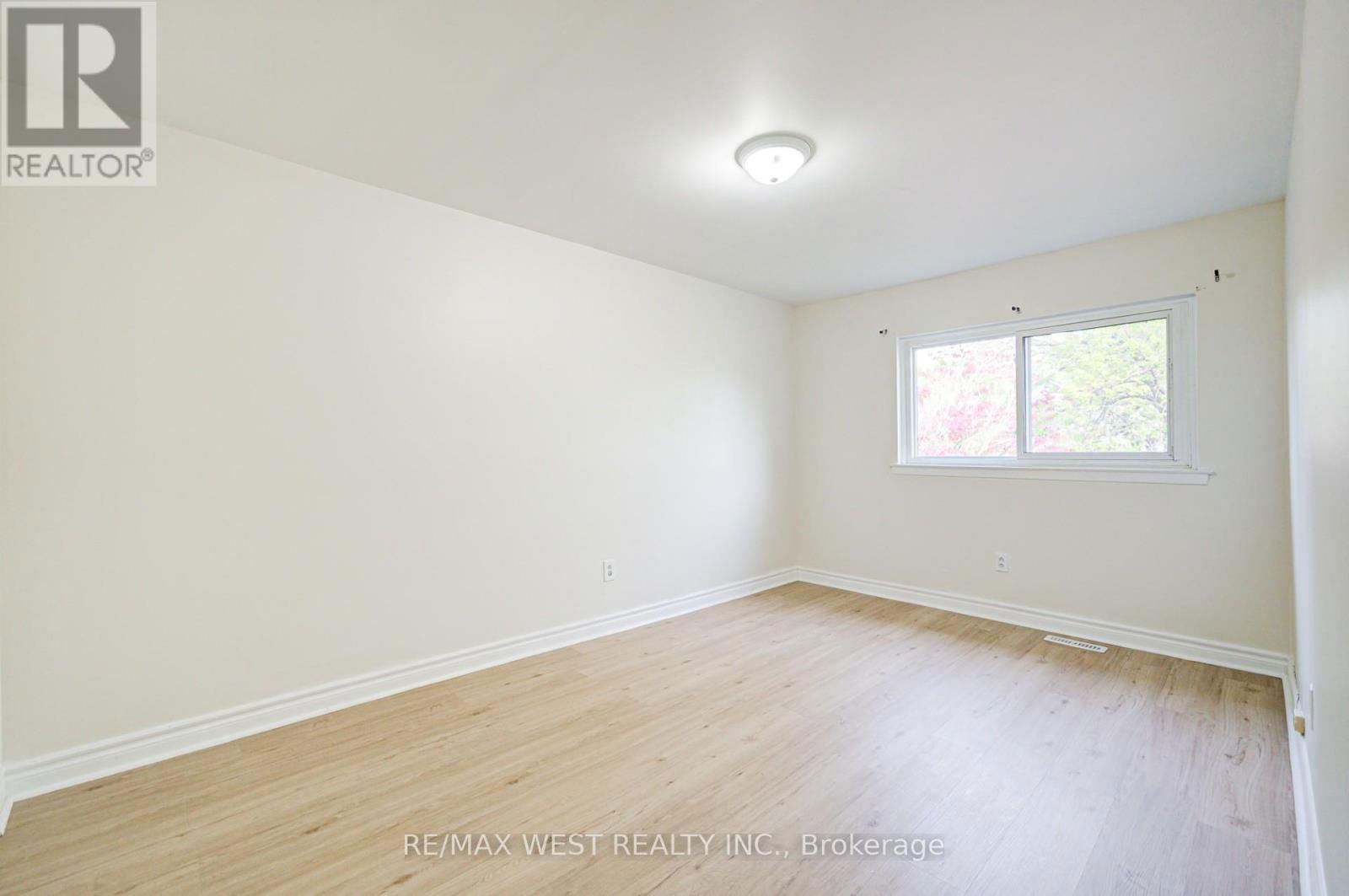 52 BURKWOOD CRESCENT Image 23