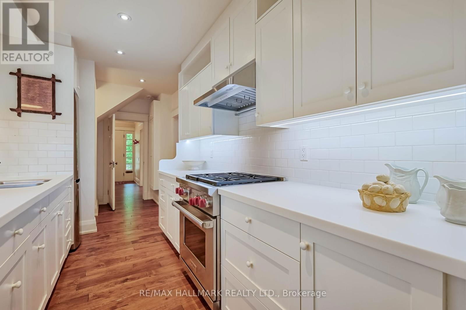 8 SILVER BIRCH AVENUE Image 12