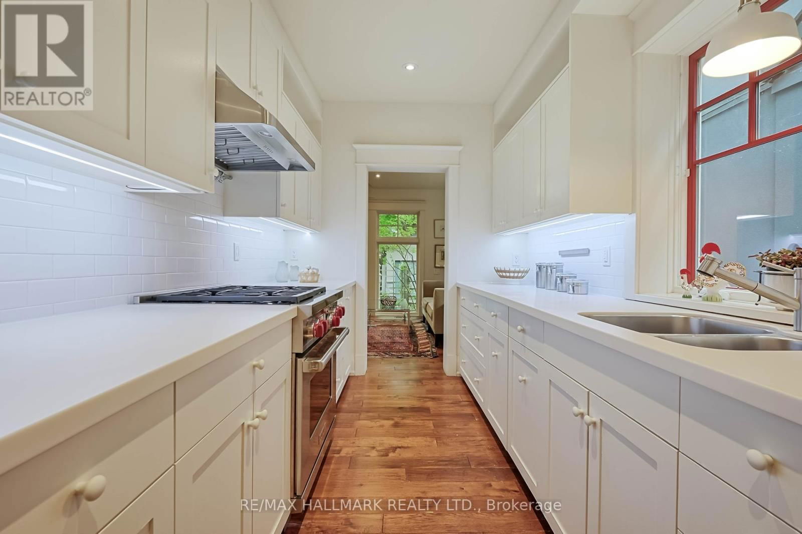 8 SILVER BIRCH AVENUE Image 13
