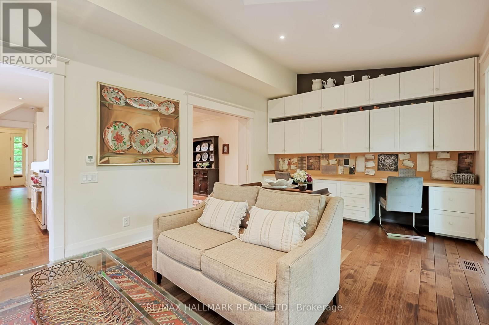 8 SILVER BIRCH AVENUE Image 17