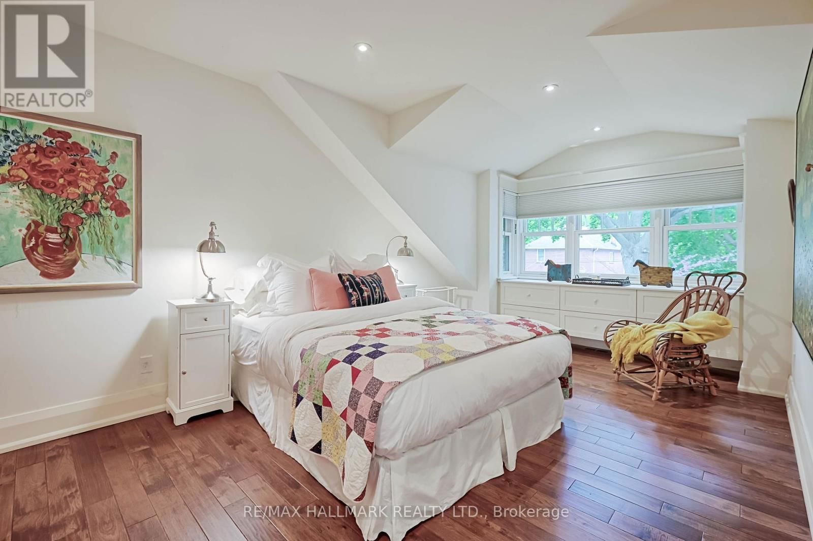 8 SILVER BIRCH AVENUE Image 25