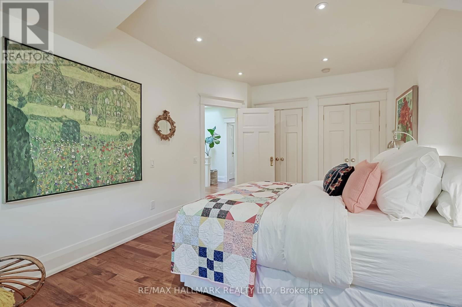 8 SILVER BIRCH AVENUE Image 27
