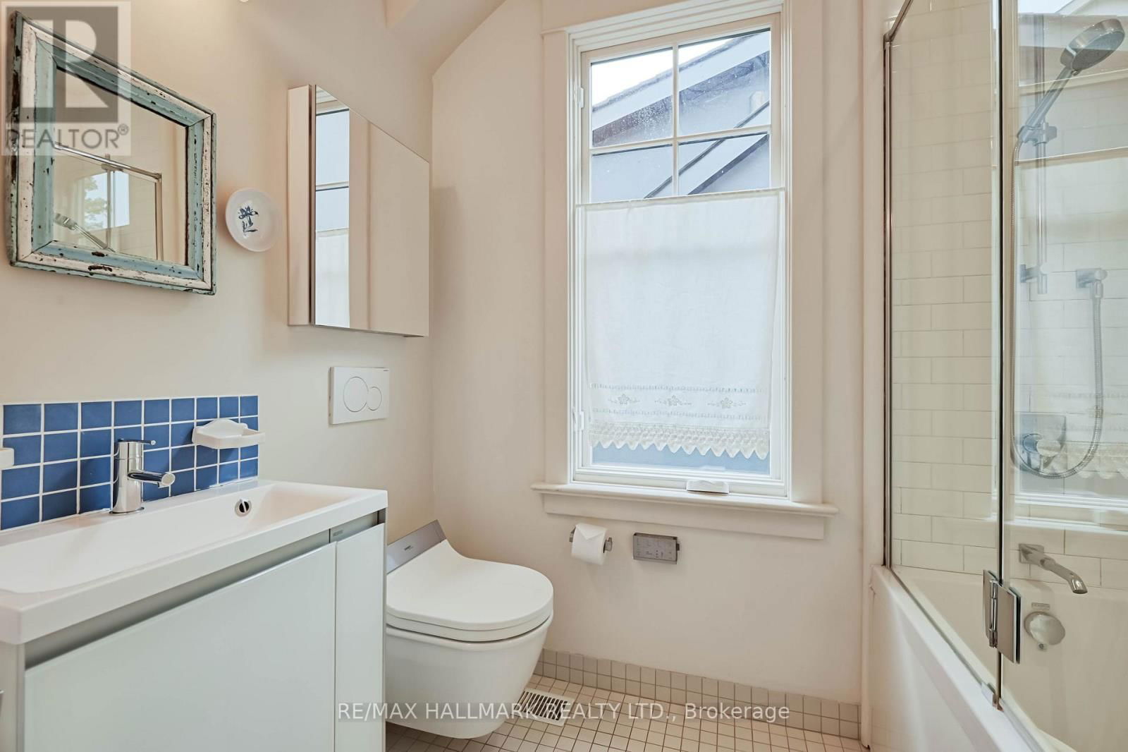 8 SILVER BIRCH AVENUE Image 28