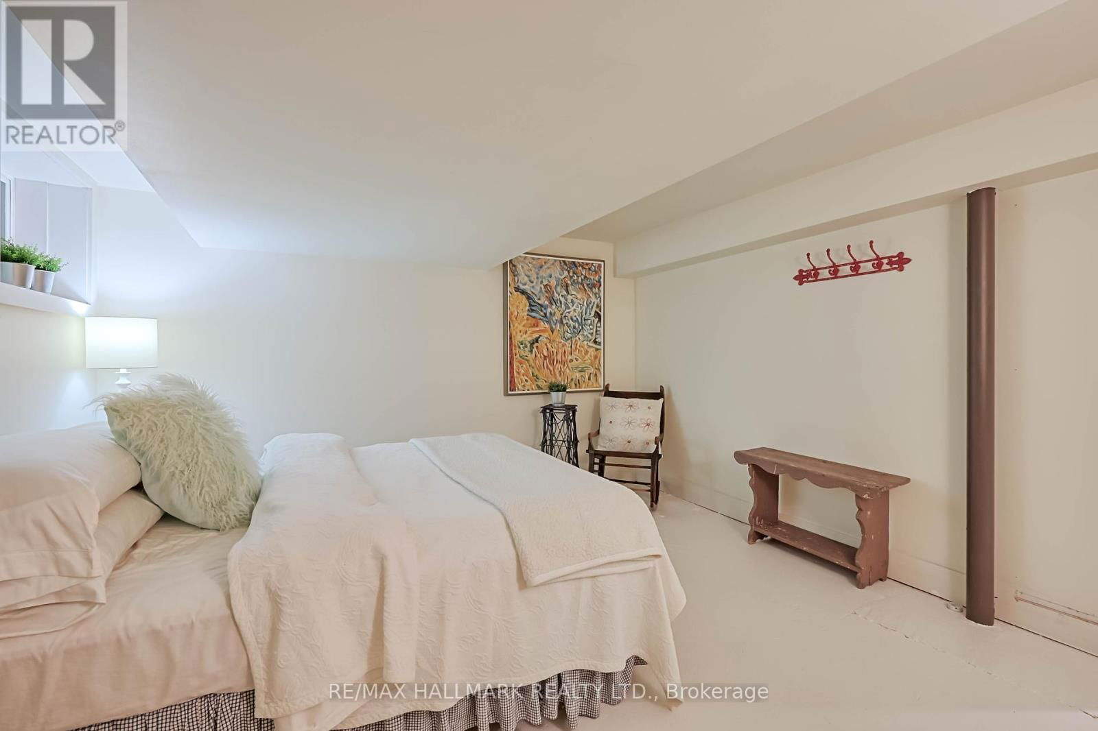 8 SILVER BIRCH AVENUE Image 31