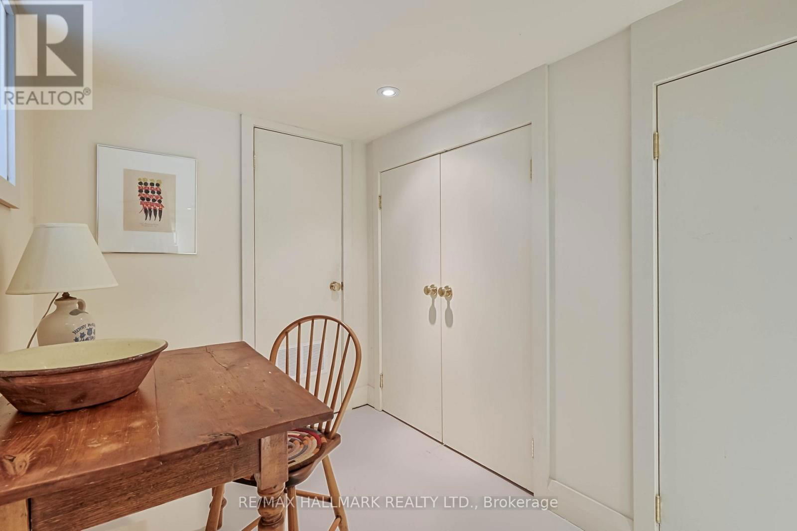 8 SILVER BIRCH AVENUE Image 32