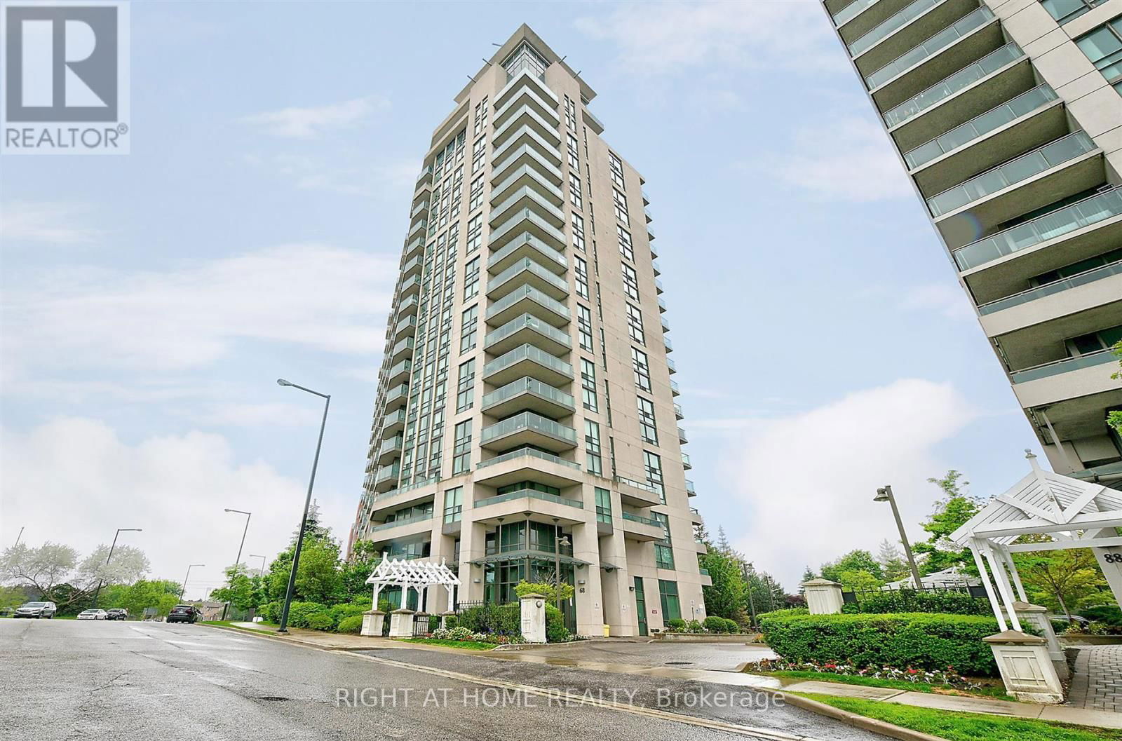 1612 - 68 GRANGEWAY AVENUE Image 1