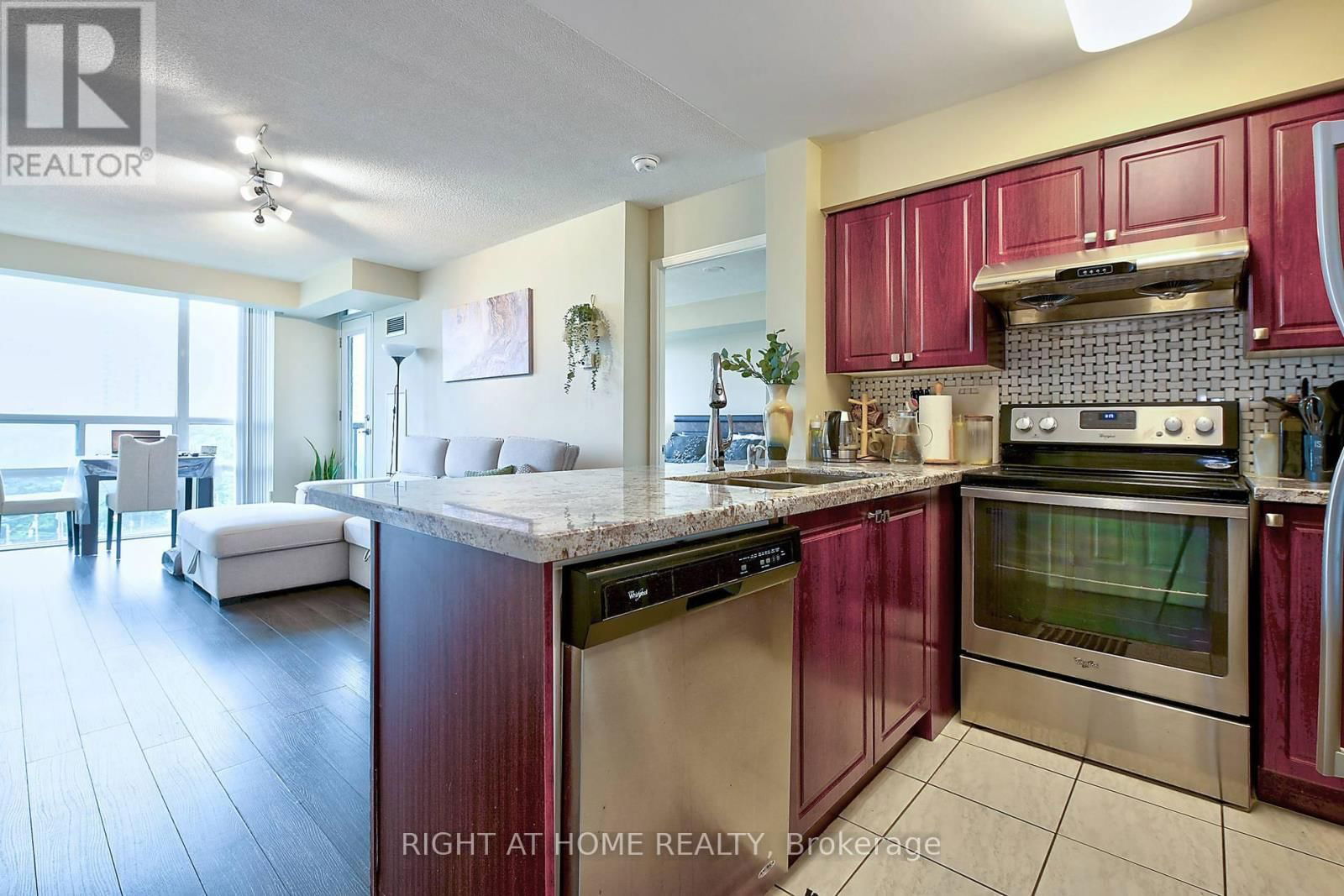 1612 - 68 GRANGEWAY AVENUE Image 3