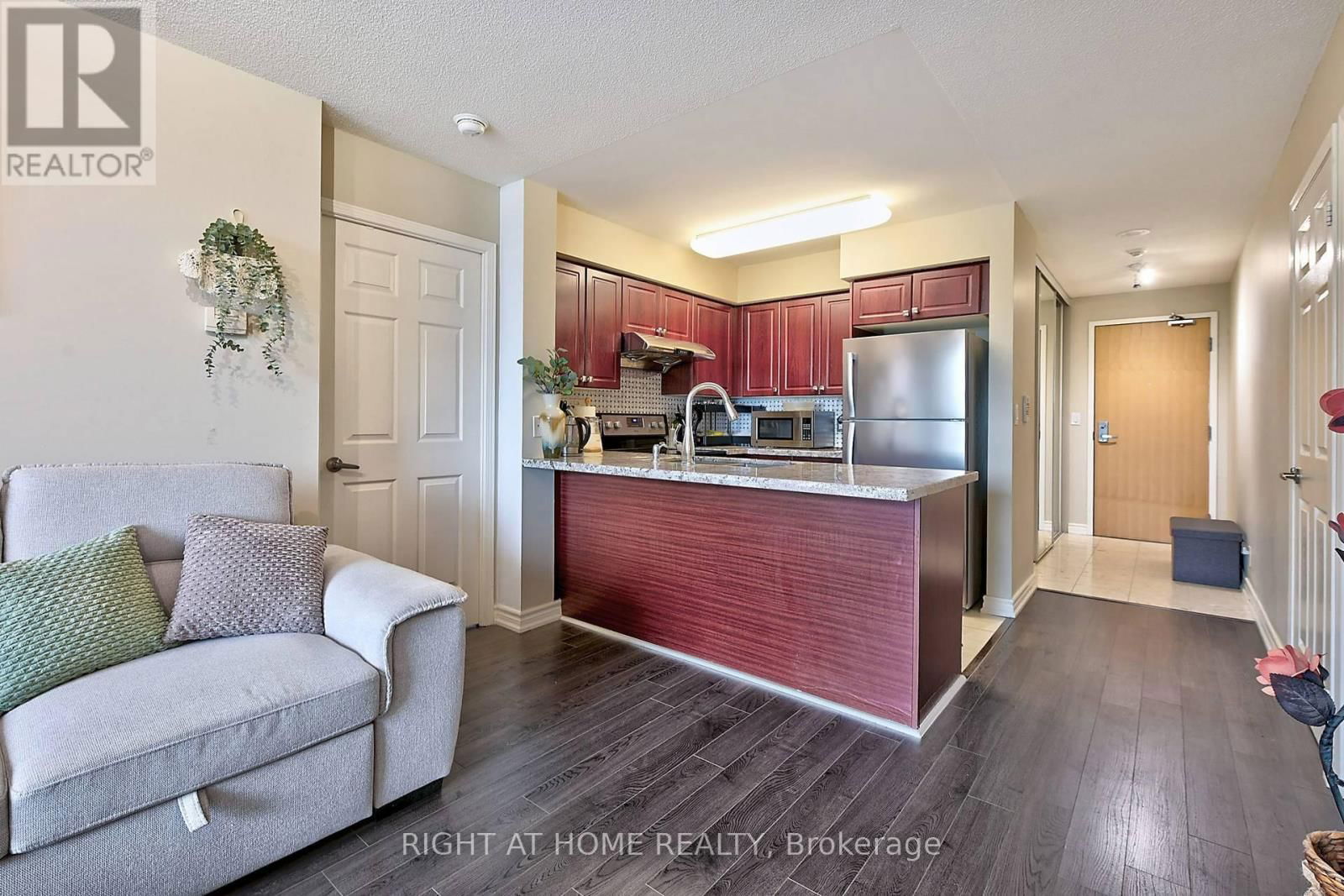 1612 - 68 GRANGEWAY AVENUE Image 4