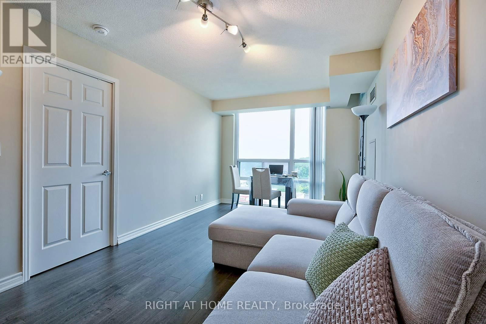 1612 - 68 GRANGEWAY AVENUE Image 7