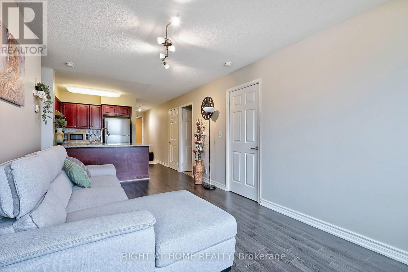1612 - 68 GRANGEWAY AVENUE Image 9