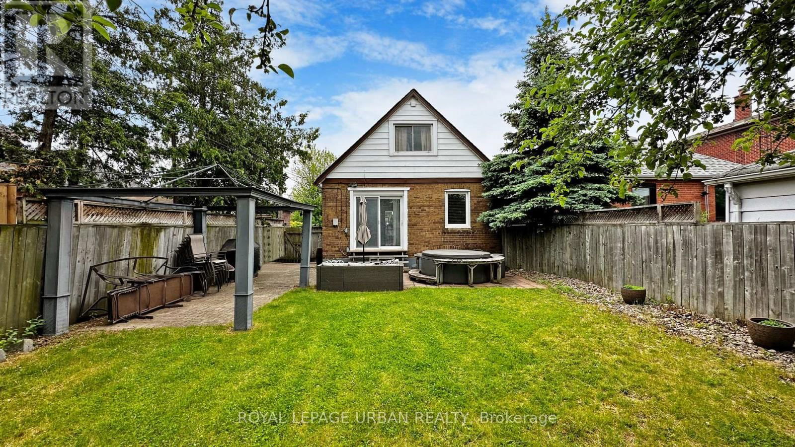 61 BINSWOOD AVENUE Image 33