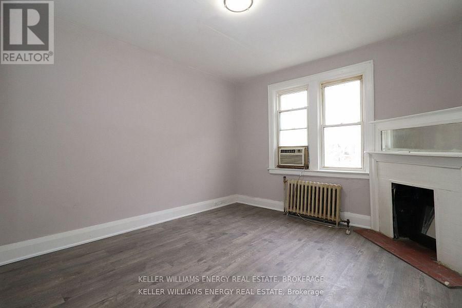 2 - 84 SIMCOE STREET NORTH Image 12