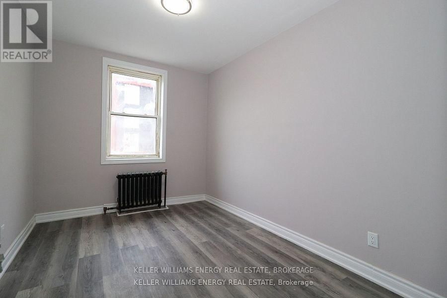 2 - 84 SIMCOE STREET NORTH Image 13