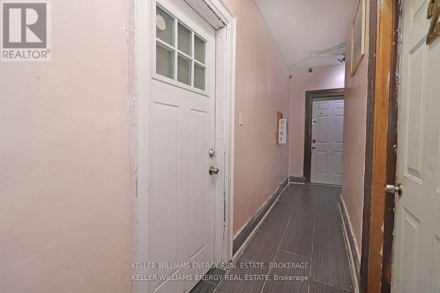 2 - 84 SIMCOE STREET NORTH Image 5