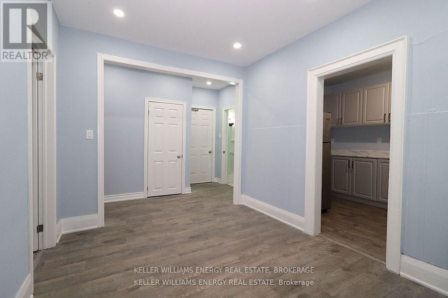 2 - 84 SIMCOE STREET NORTH Image 8
