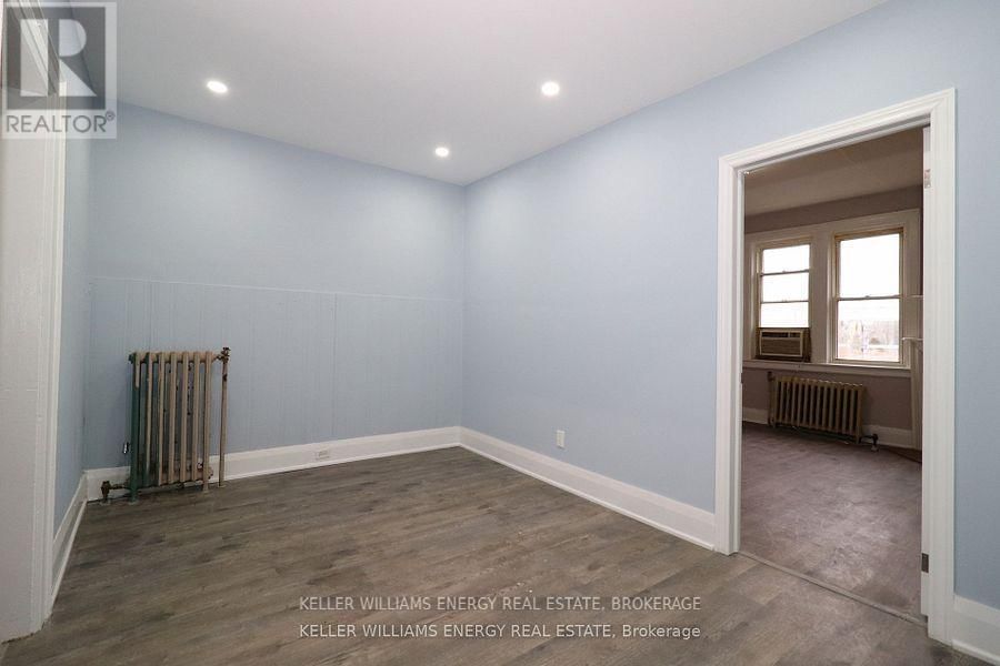 2 - 84 SIMCOE STREET NORTH Image 9