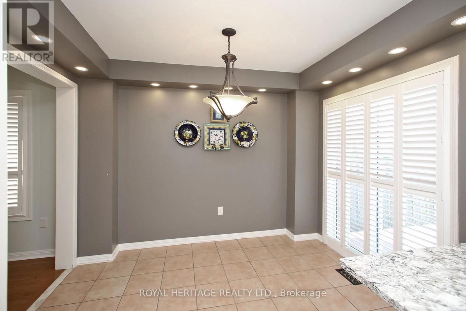 70 LONGUEUIL PLACE Image 11