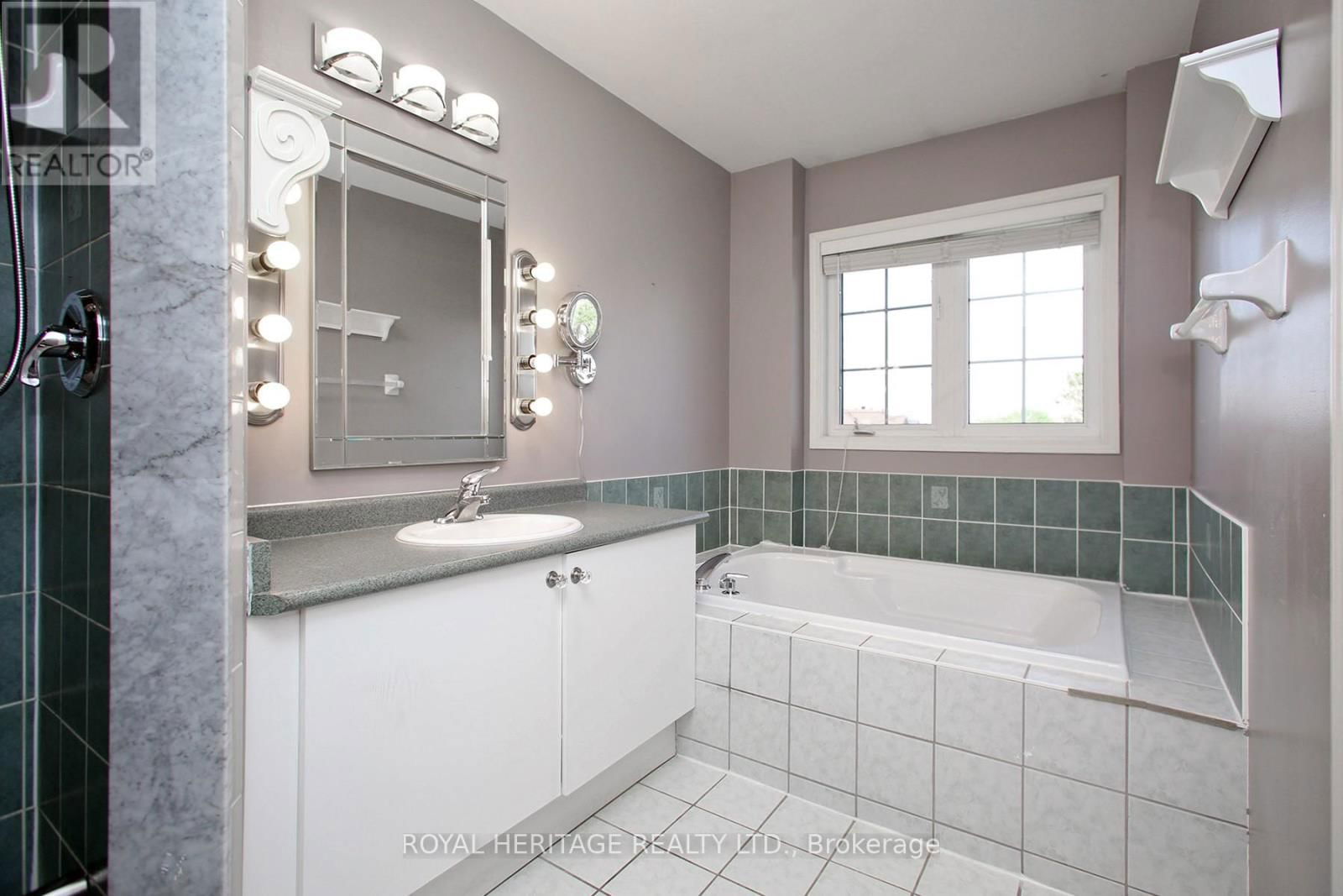 70 LONGUEUIL PLACE Image 13