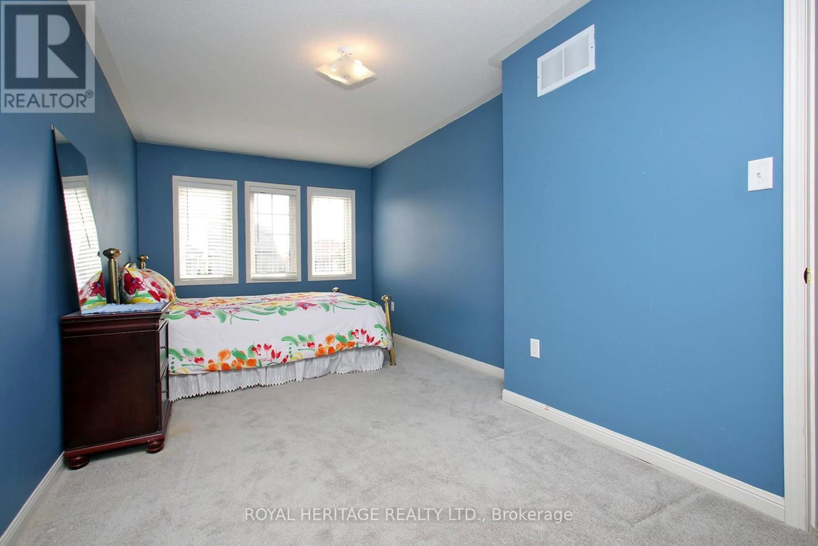 70 LONGUEUIL PLACE Image 17