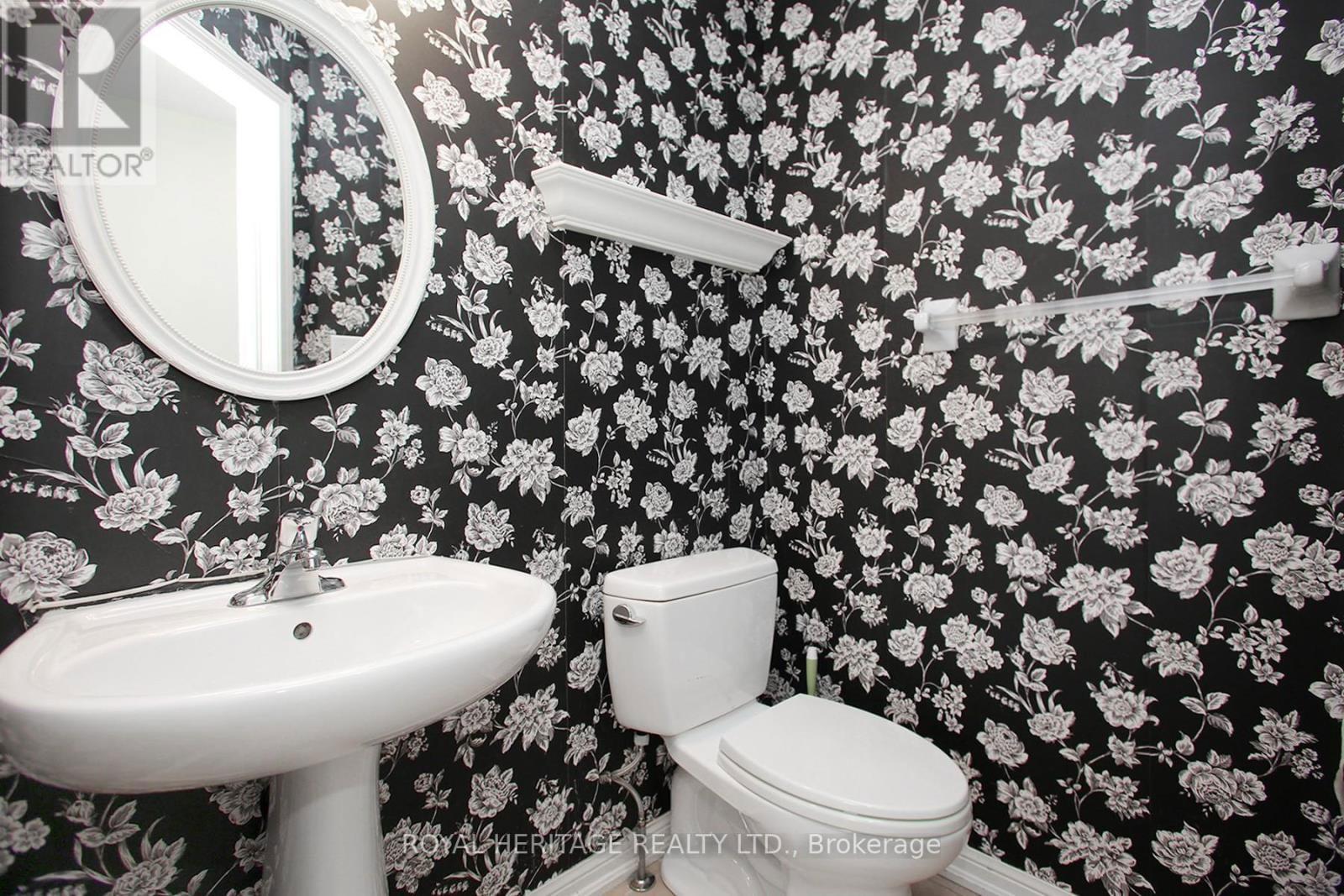 70 LONGUEUIL PLACE Image 22