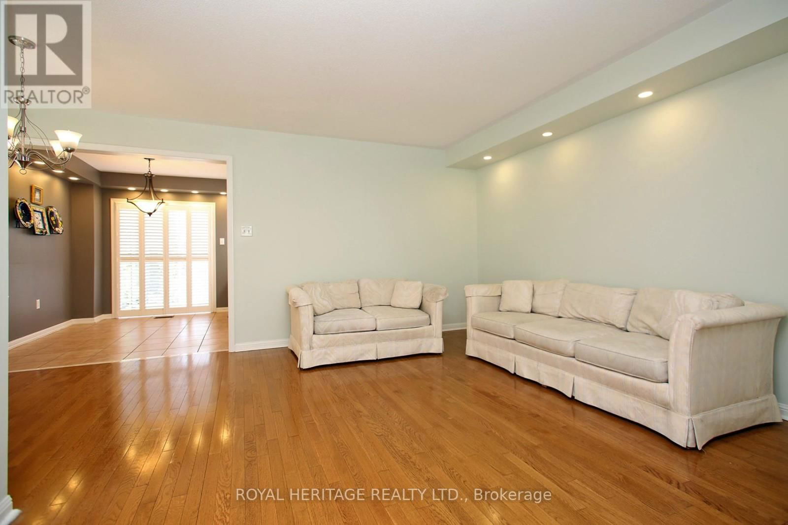 70 LONGUEUIL PLACE Image 3