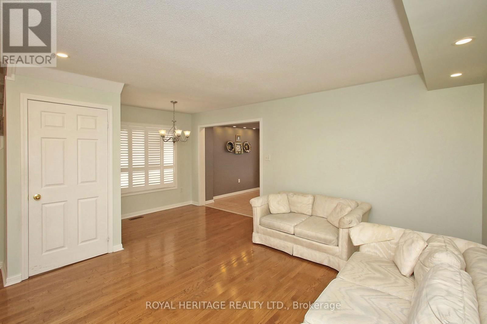 70 LONGUEUIL PLACE Image 5