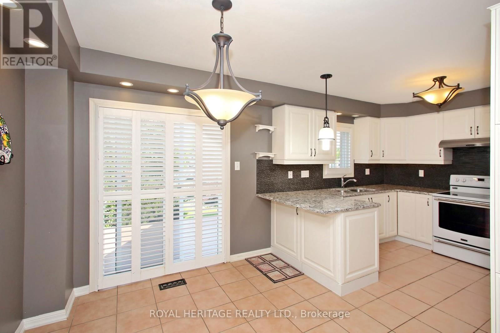 70 LONGUEUIL PLACE Image 9