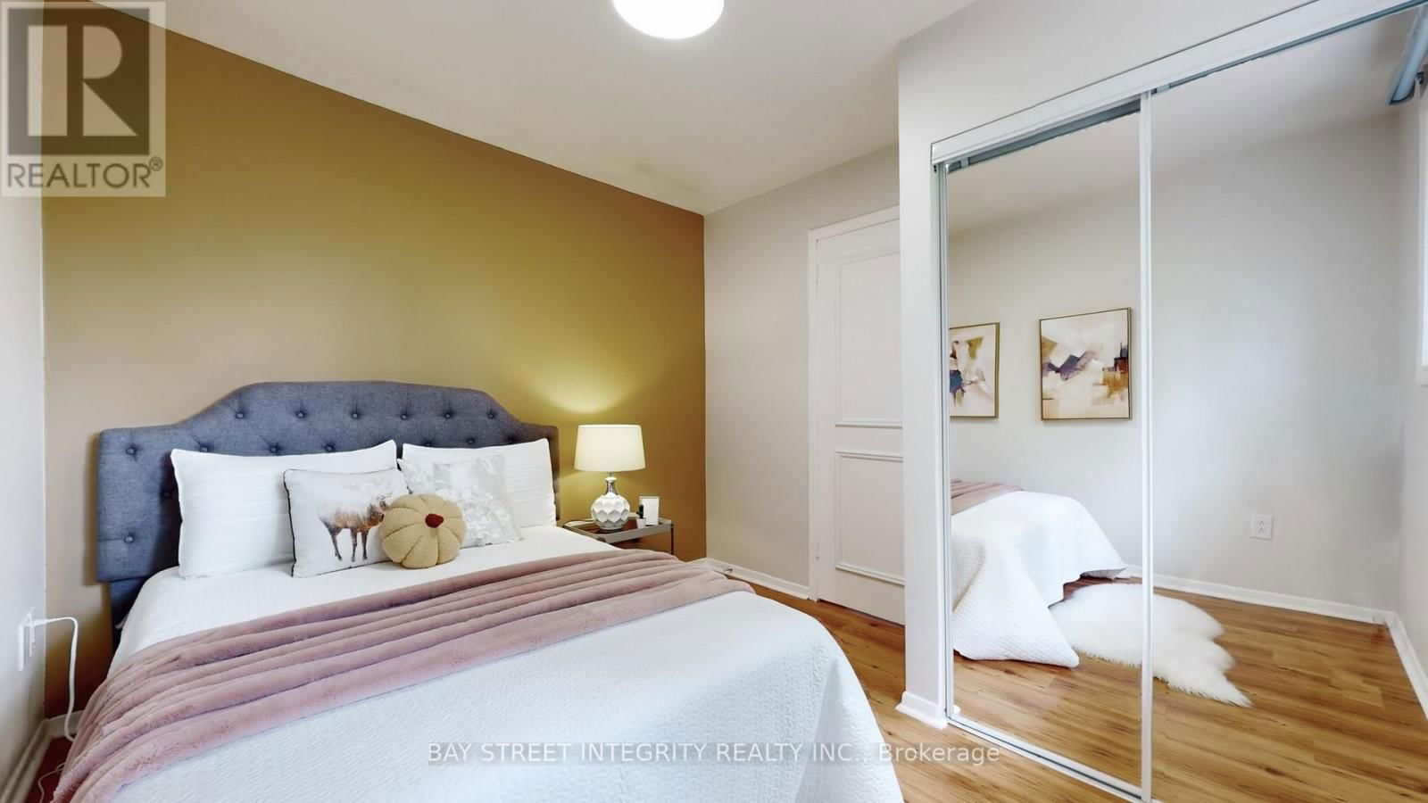 6 QUEENSCOURT DRIVE Image 14