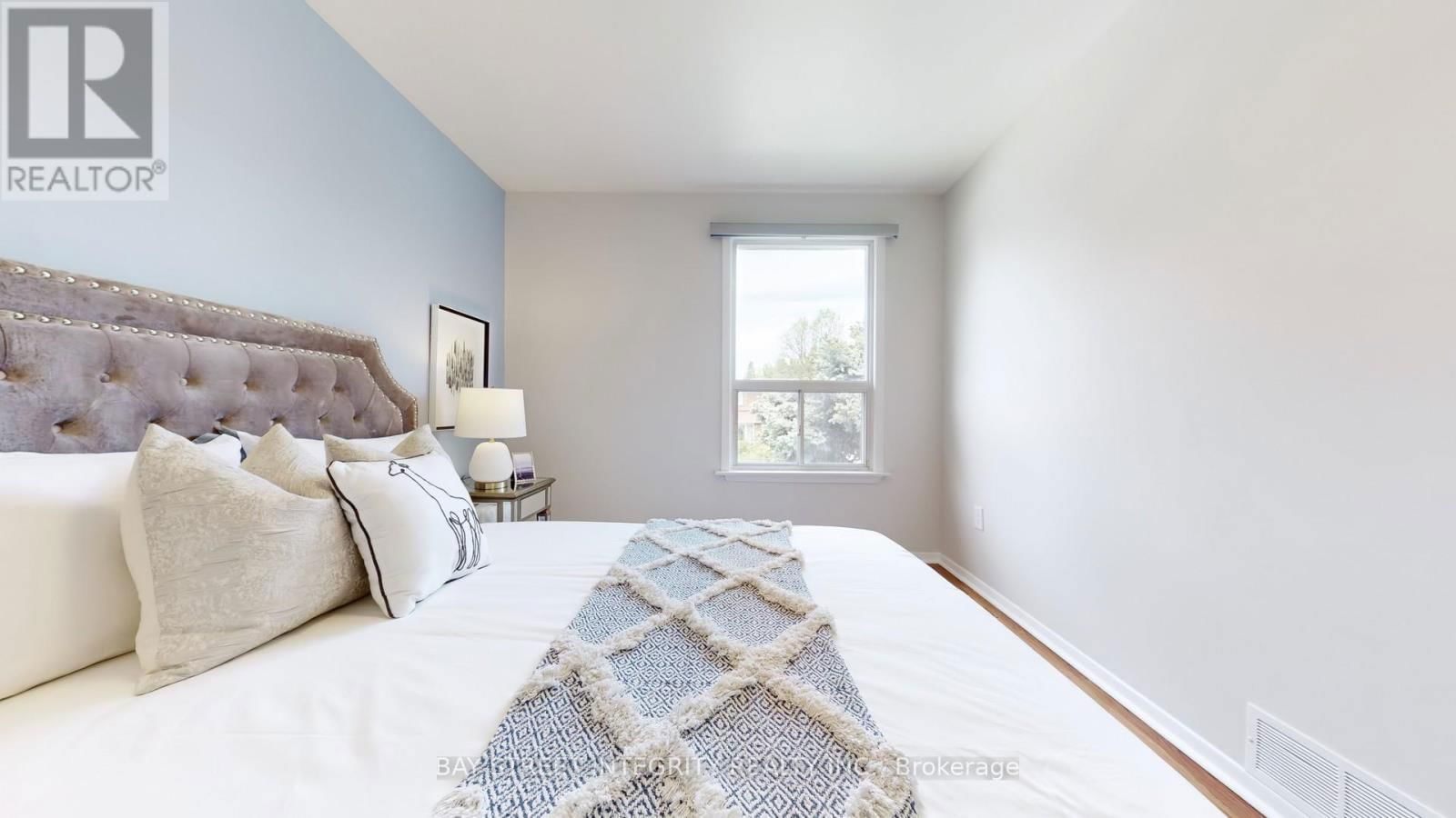 6 QUEENSCOURT DRIVE Image 16