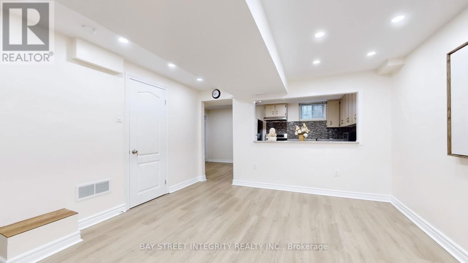 6 QUEENSCOURT DRIVE Image 21