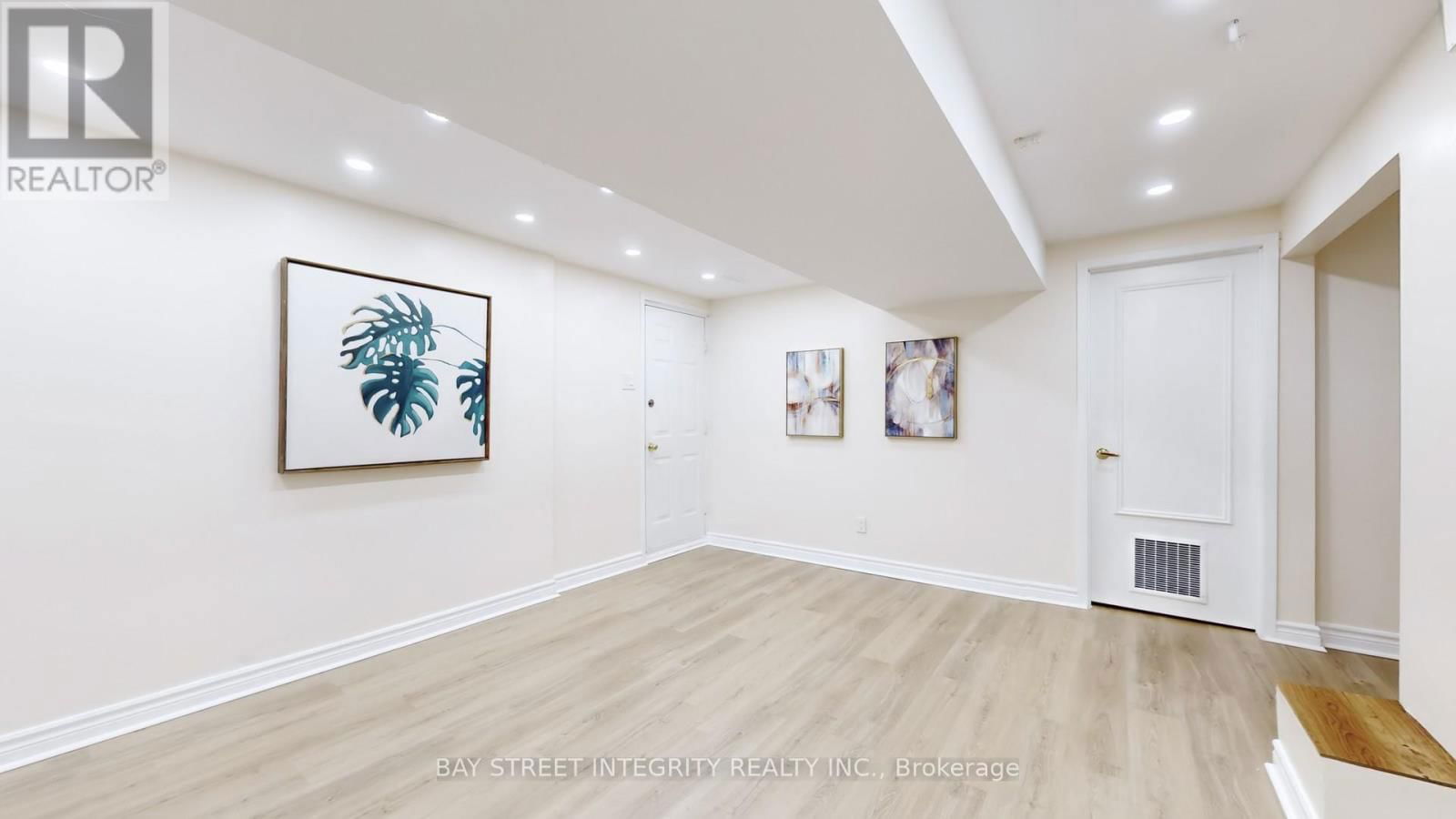 6 QUEENSCOURT DRIVE Image 22