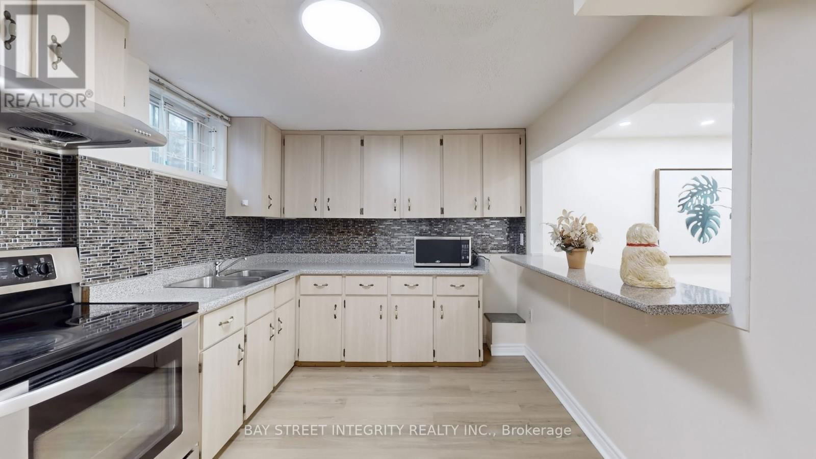 6 QUEENSCOURT DRIVE Image 23