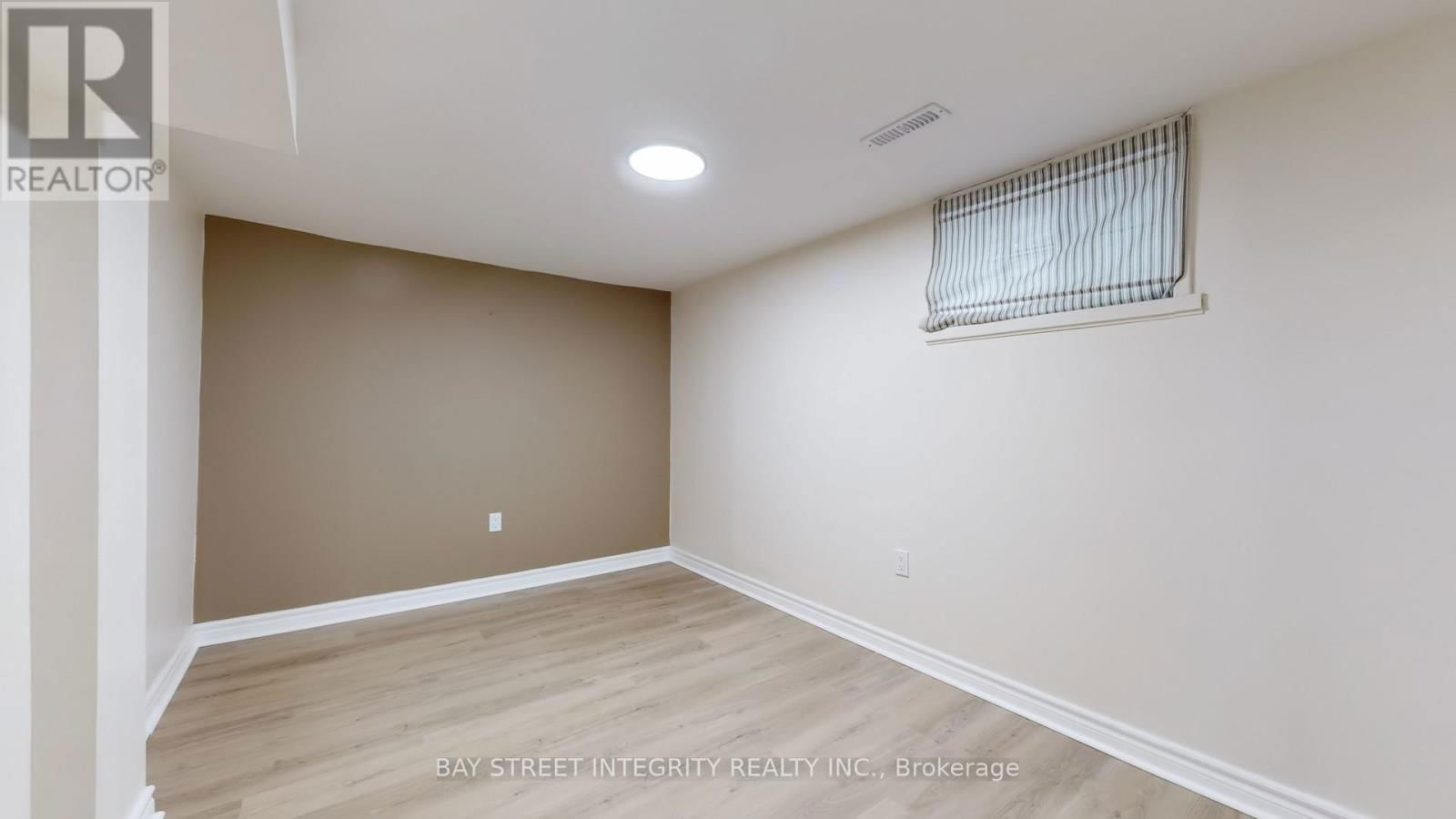 6 QUEENSCOURT DRIVE Image 24