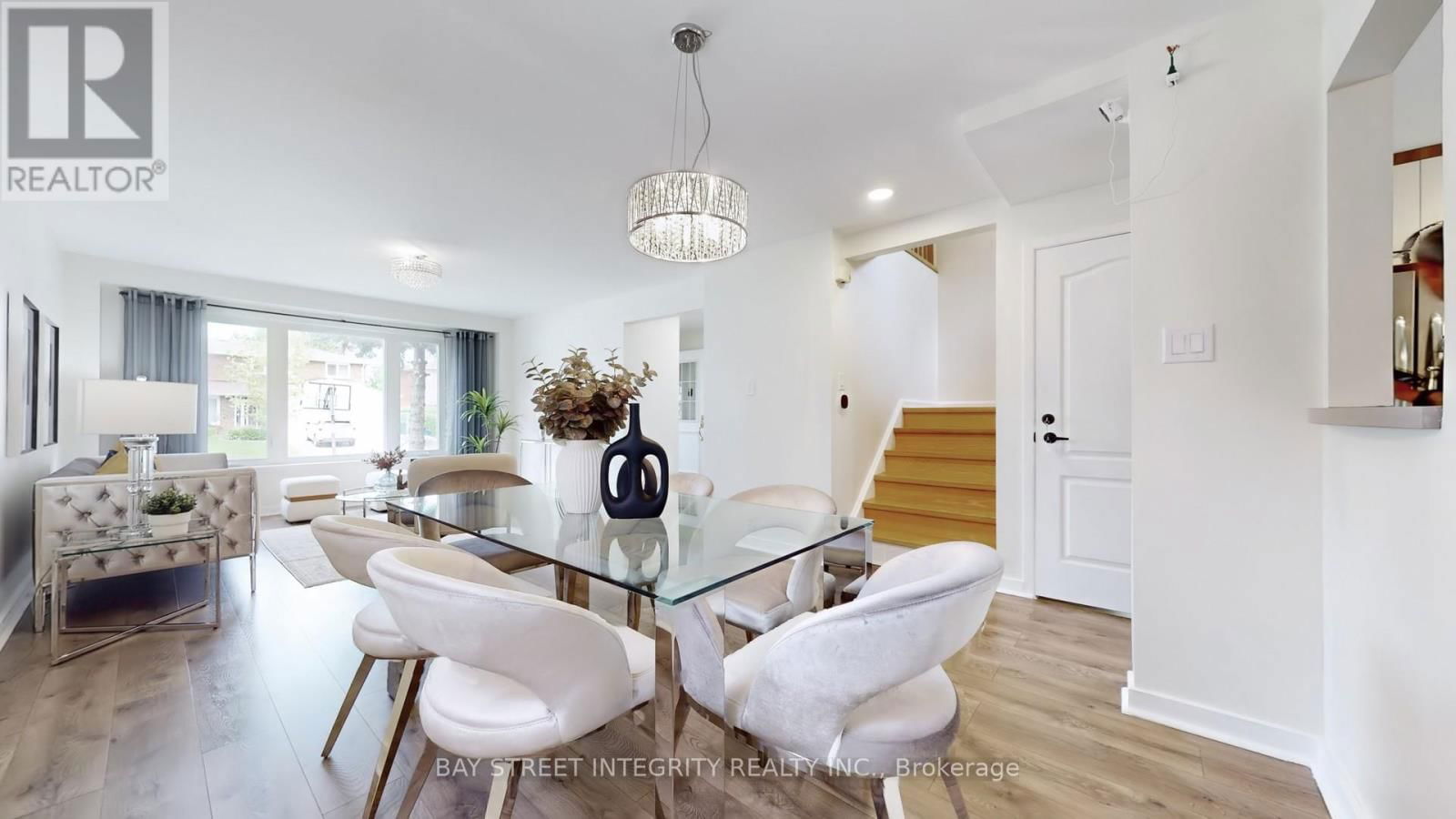 6 QUEENSCOURT DRIVE Image 4