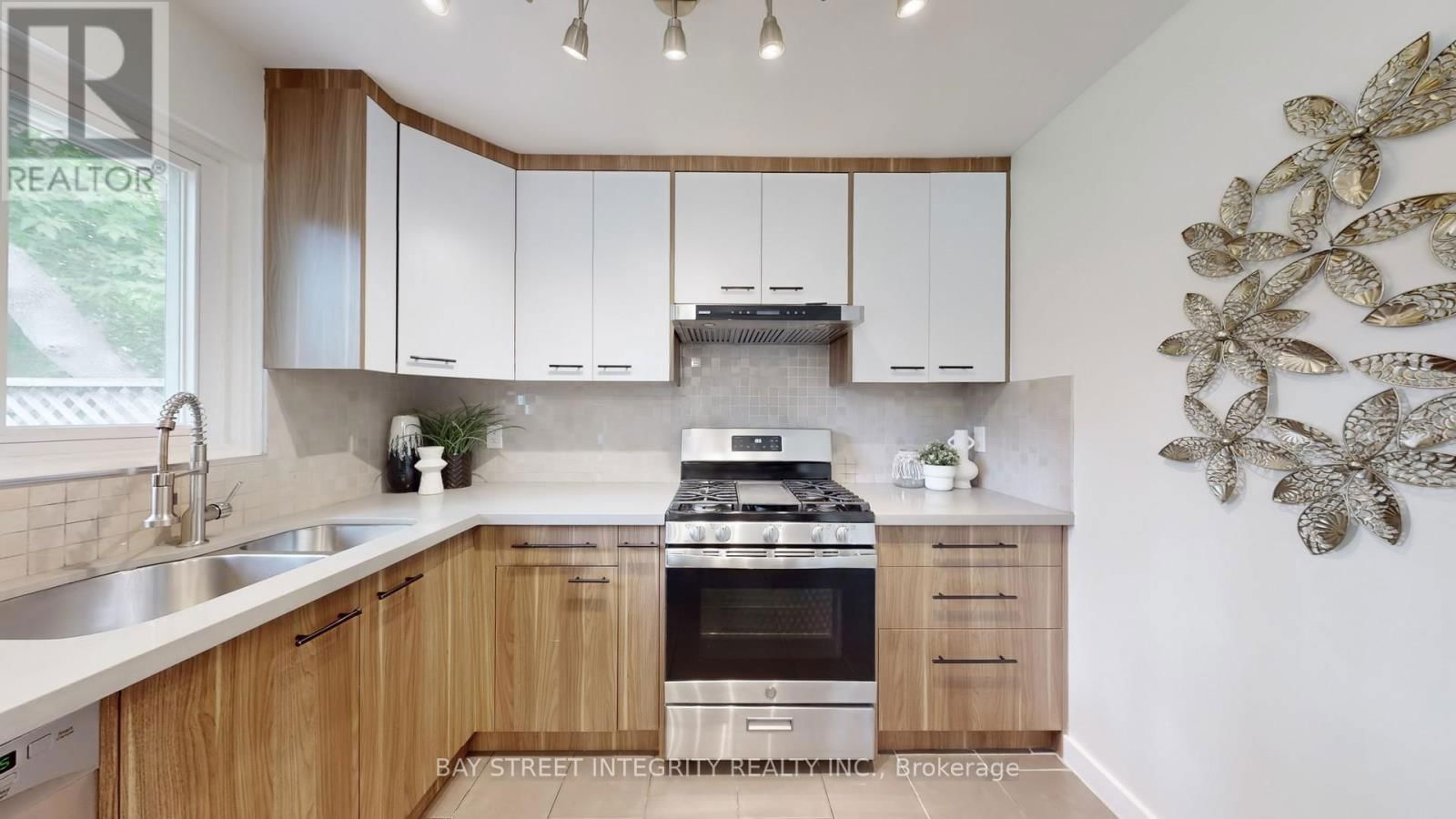 6 QUEENSCOURT DRIVE Image 6