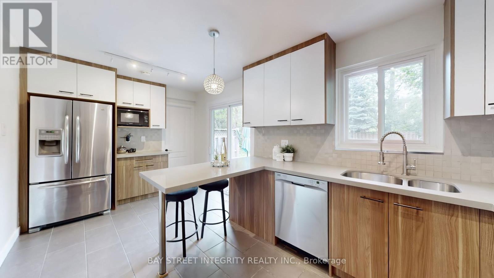 6 QUEENSCOURT DRIVE Image 7