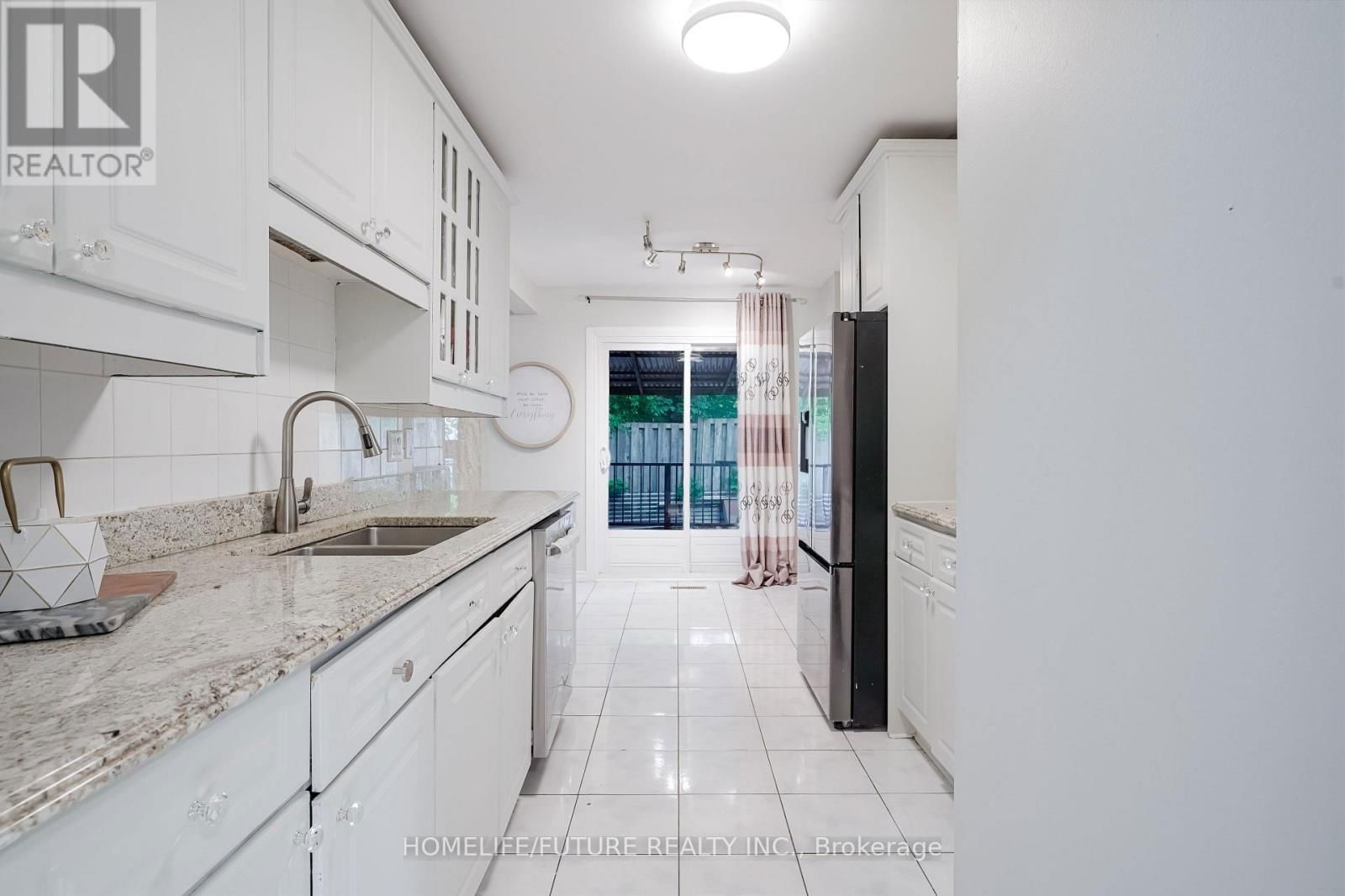 47 CARISBROOKE SQUARE Image 14