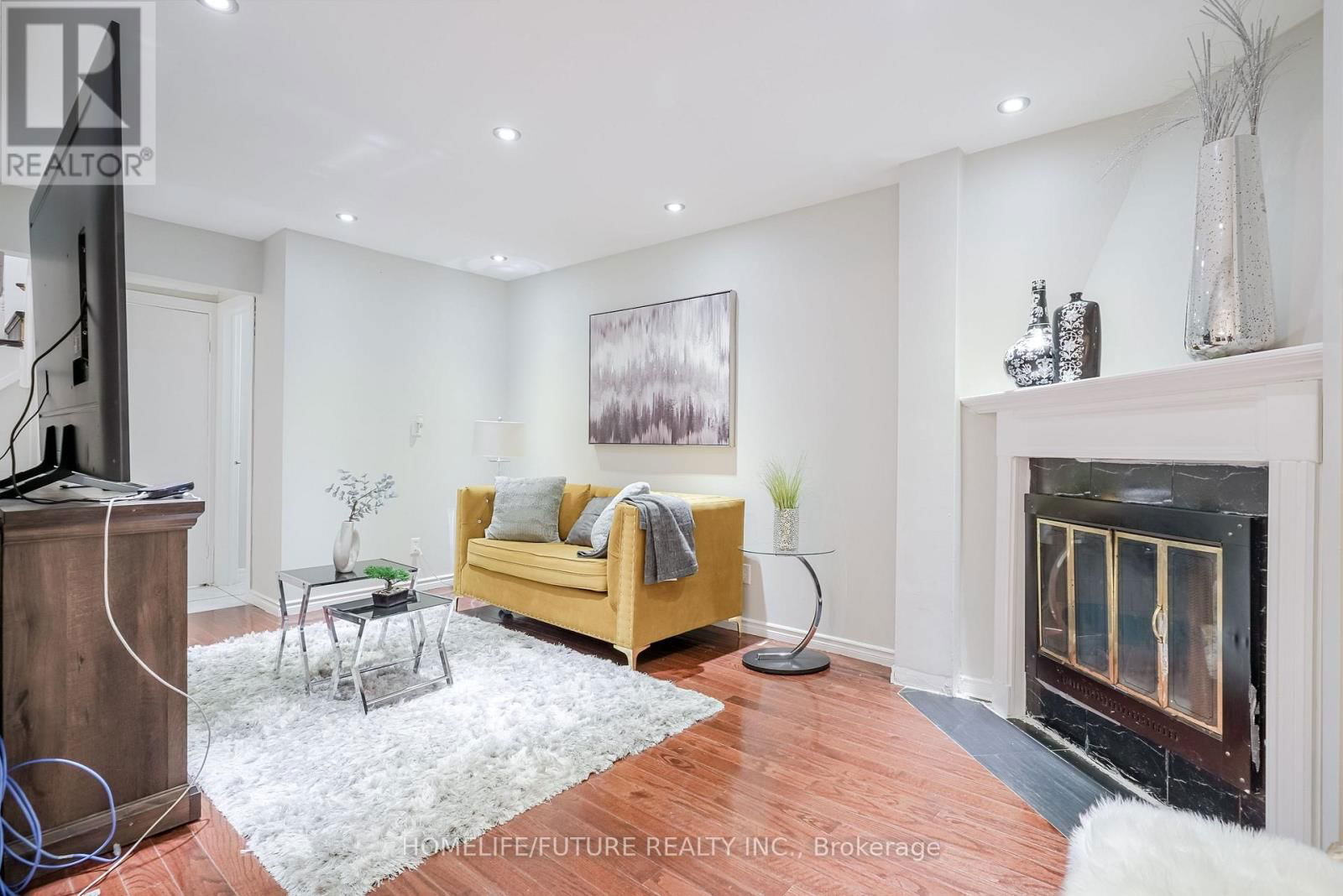47 CARISBROOKE SQUARE Image 18