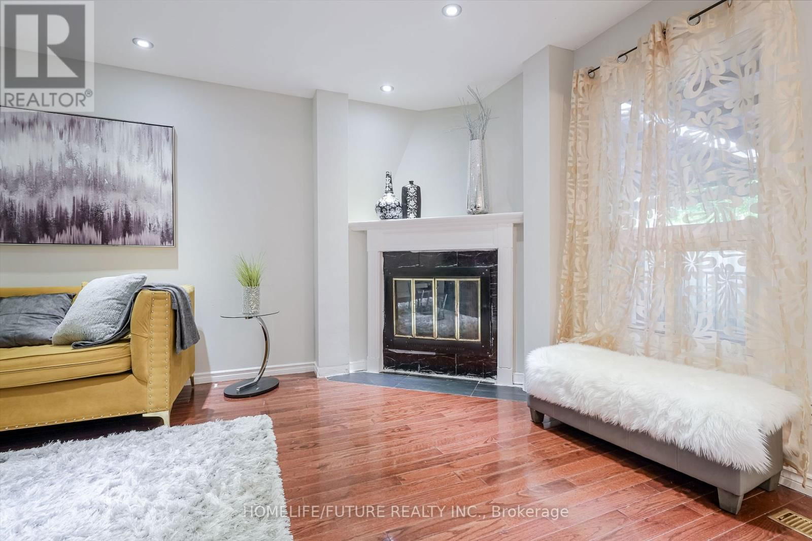 47 CARISBROOKE SQUARE Image 19