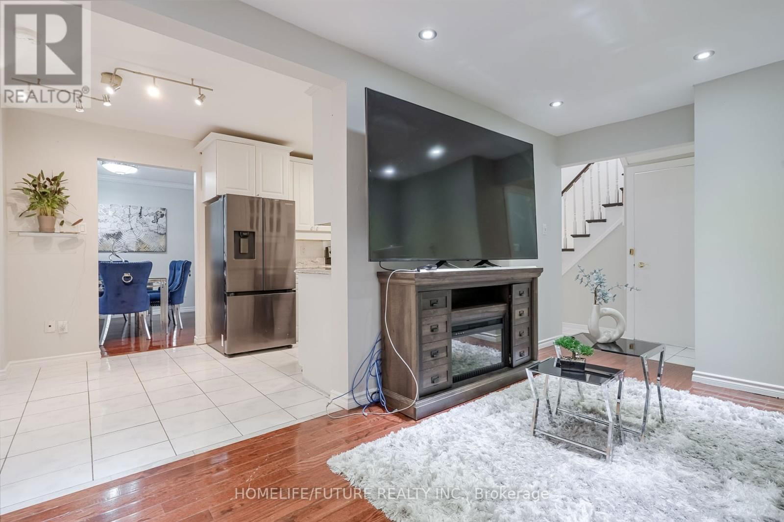 47 CARISBROOKE SQUARE Image 21