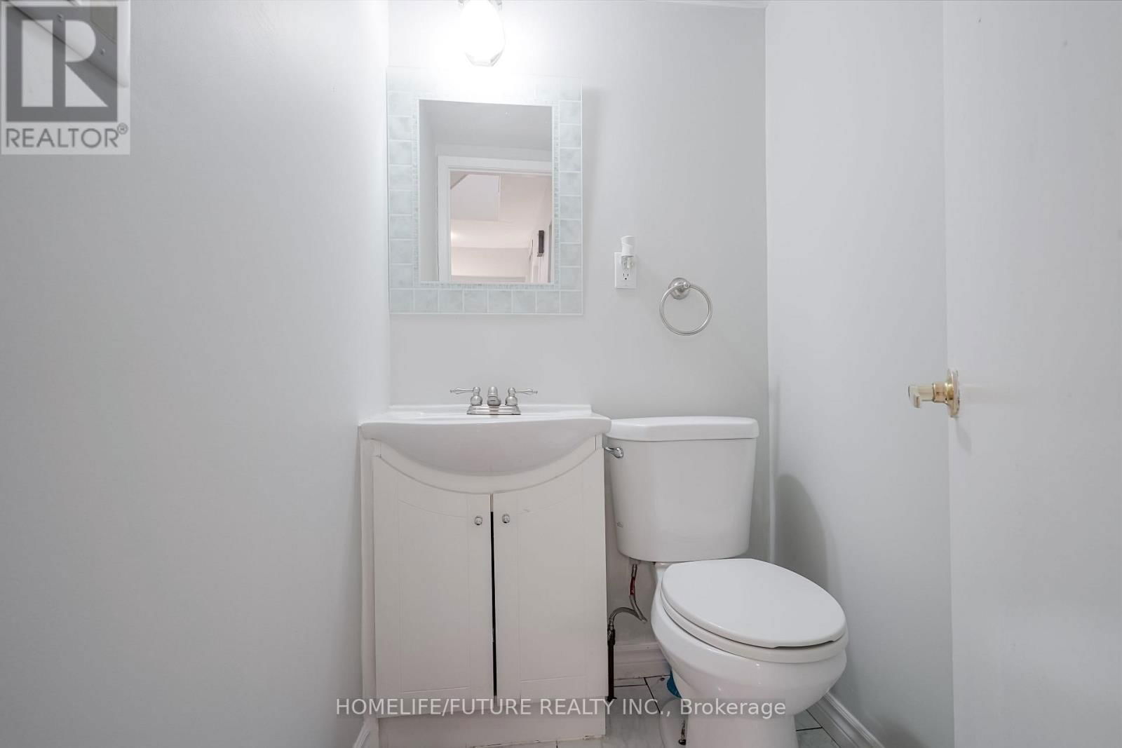 47 CARISBROOKE SQUARE Image 22